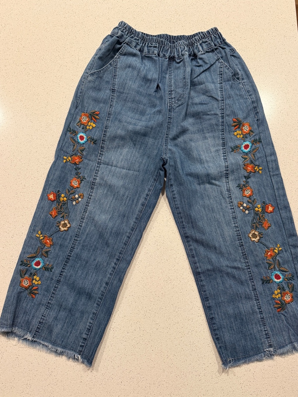 Embroidered Ankle Crop Denim Jeans in Blue